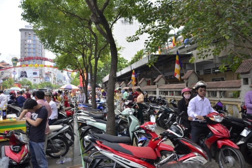 tp hcm giu xe ngay tet thi nhau chat chem khach du xuan