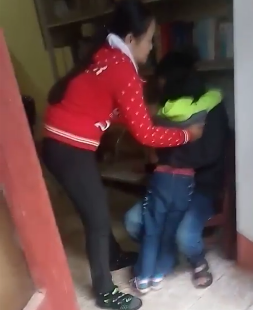 vu be gai khoc thet khi me quay ve don sau 6 nam bo di nguoi bo len tieng