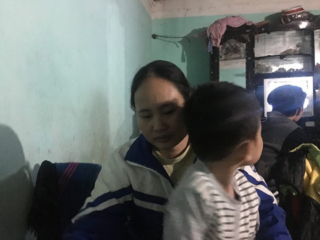 nguoi me trong vu be gai khoc thet khi me quay ve don sau 6 nam toi doi lai con vi chong giao be cho hang xom nuoi