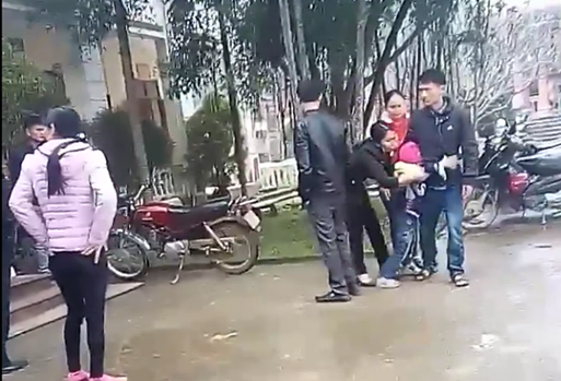 nguoi me trong vu be gai khoc thet khi me quay ve don sau 6 nam toi doi lai con vi chong giao be cho hang xom nuoi