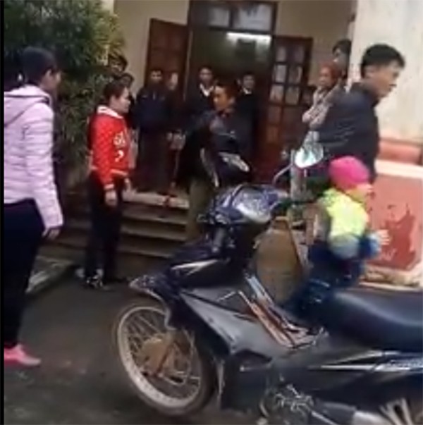 nguoi me trong vu be gai khoc thet khi me quay ve don sau 6 nam toi doi lai con vi chong giao be cho hang xom nuoi