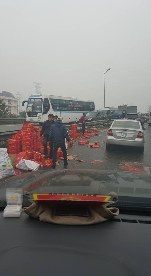cong an ha noi vao cuoc xac minh viec xe cho coca gap nan tren cao toc hai tai xe taxi xong vao hoi cua