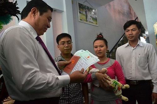 da nang hon 8700 tre so sinh duoc trao giay khai sinh tai nha