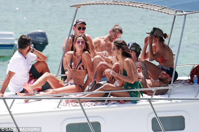 anh hot cap neymar luot du thuyen cung cap sieu mau victorias secret