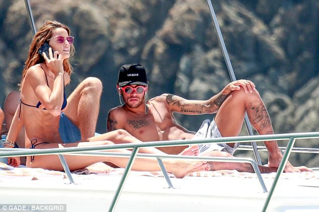 anh hot cap neymar luot du thuyen cung cap sieu mau victorias secret