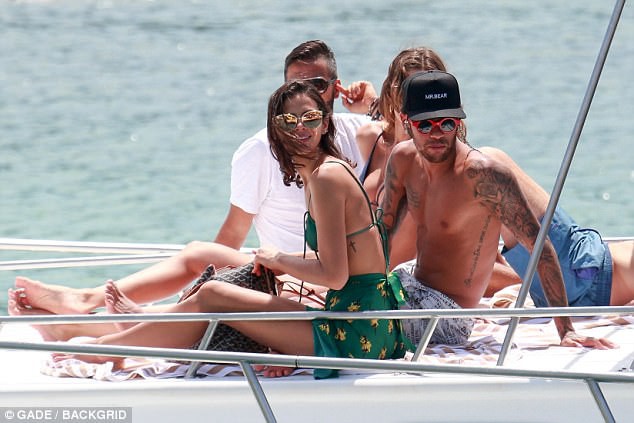 anh hot cap neymar luot du thuyen cung cap sieu mau victorias secret