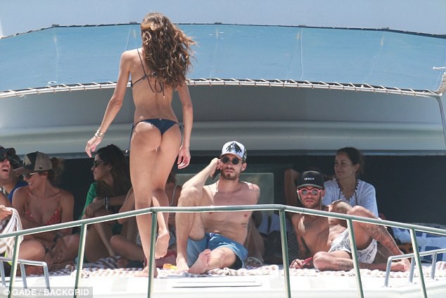 anh hot cap neymar luot du thuyen cung cap sieu mau victorias secret