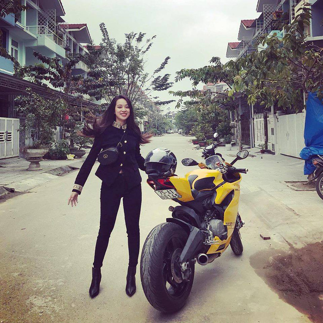 co gai hue diu dang cuoi motor vang nua ty dao pho la tam diem mxh hom nay