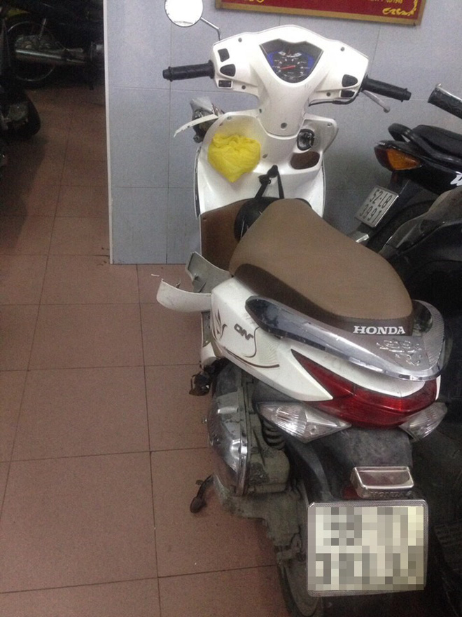 tai xe taxi tong vang ten cuop giat dien thoai nu du khach giua trung tam sai gon