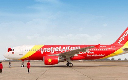 hanh khach tu tphcm ra vinh dua tang ba may bay vietjet ha canh xuong ha noi do thoi tiet xau