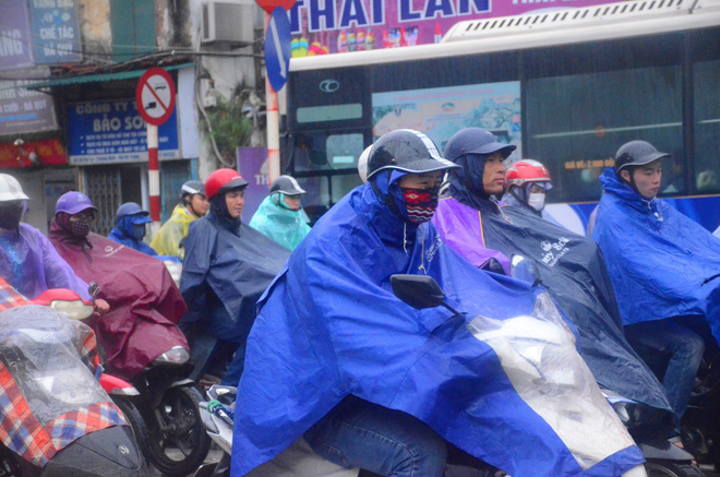 ret dam ret hai bao trum ha noi nguoi dan chat vat di lam trong mua lanh buot voi nen nhiet chi con 10 do c