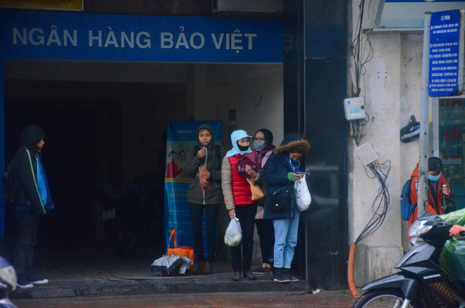 ret dam ret hai bao trum ha noi nguoi dan chat vat di lam trong mua lanh buot voi nen nhiet chi con 10 do c
