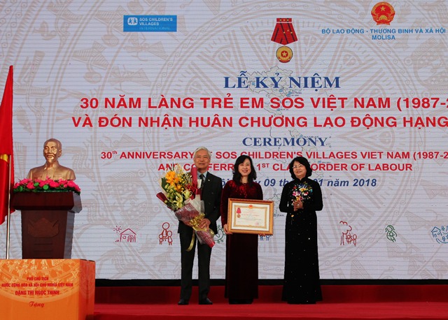 30 nam thanh lap lang tre em sos viet nam gan 6000 tre em duoc nuoi duong