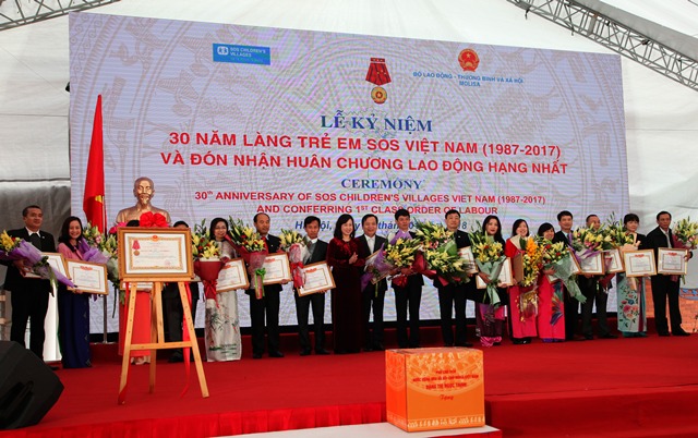 30 nam thanh lap lang tre em sos viet nam gan 6000 tre em duoc nuoi duong