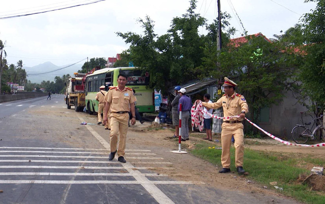 phu yen xe cuc tu tong vao le duong roi lat up 3 hanh khach bi thuong