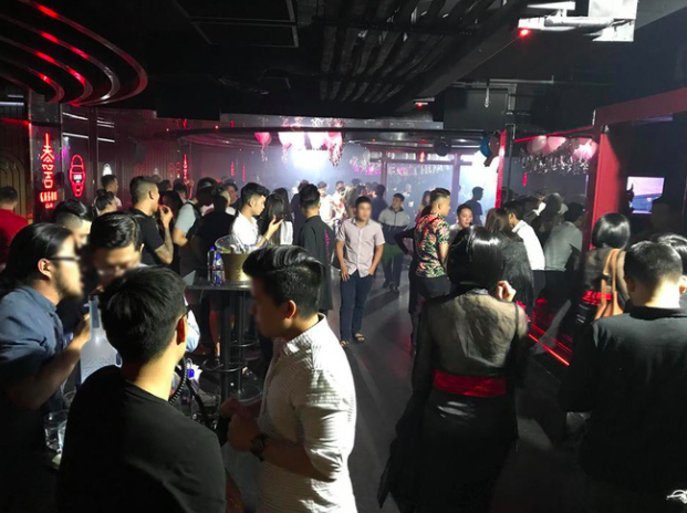 phat hien hang tram nam nu dan choi hut bong cuoi shisha trong quan bar o trung tam sai gon