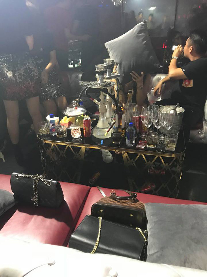 phat hien hang tram nam nu dan choi hut bong cuoi shisha trong quan bar o trung tam sai gon