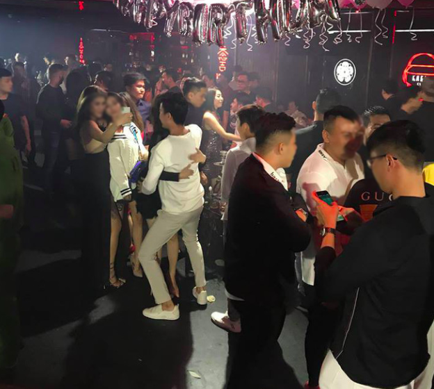 phat hien hang tram nam nu dan choi hut bong cuoi shisha trong quan bar o trung tam sai gon