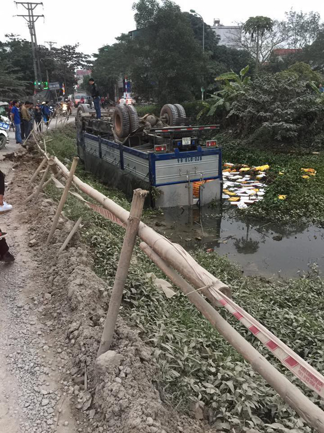 ha noi xe tai cho bia nam ngua duoi muong nuoc sau khi mat lai