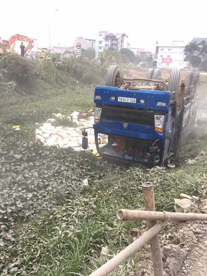 ha noi xe tai cho bia nam ngua duoi muong nuoc sau khi mat lai