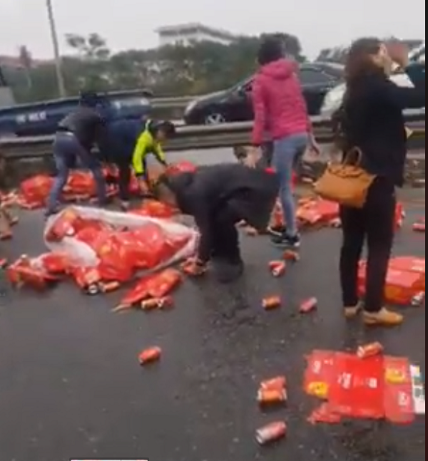 khong hoi cua nguoi dan ha noi nhat coca giup tai xe xe tai gap nan