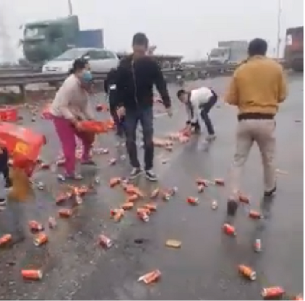 khong hoi cua nguoi dan ha noi nhat coca giup tai xe xe tai gap nan