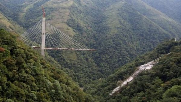 sap cau treo kinh hoang o colombia gay vun tren vach nui cao chot vot