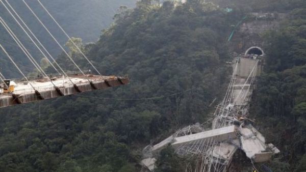 sap cau treo kinh hoang o colombia gay vun tren vach nui cao chot vot