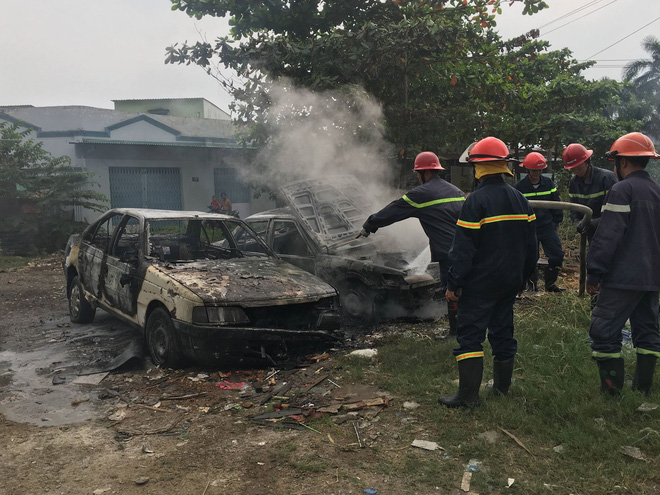 tp hcm mot nguoi dot rac hai chiec o to bi thieu rui vi lua chay lan