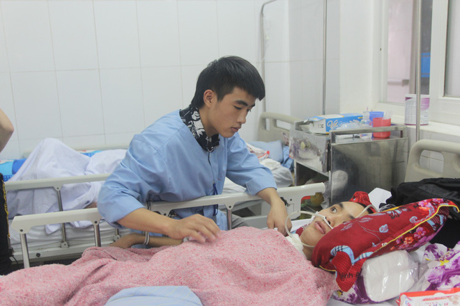 bo bo di nam sinh lop 12 phai nghi hoc de cham me tam than cung anh trai chan thuong so nao