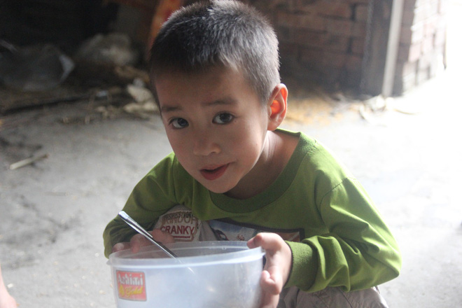 bo bo di nam sinh lop 12 phai nghi hoc de cham me tam than cung anh trai chan thuong so nao