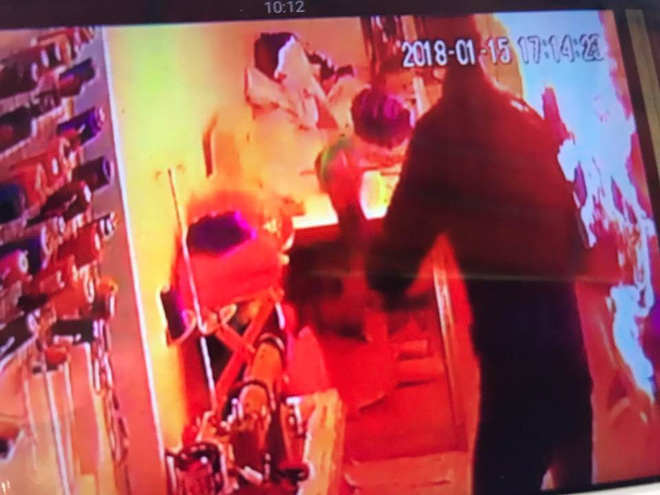 nhan chung ke lai giay phut nguoi phu nu bi trai tay tam xang dot o ha noi