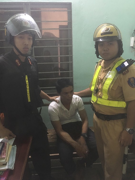 lan theo dinh vi tu chiec xe may bi mat trom csgt bat giu doi tuong dang su dung ma tuy tai quan ca phe o sai gon