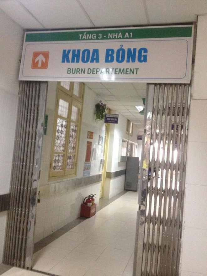 me that than nhin con hon me tren giuong benh sau khi bi nguoi dan ong nuoc ngoai bit mat tam xang thieu song
