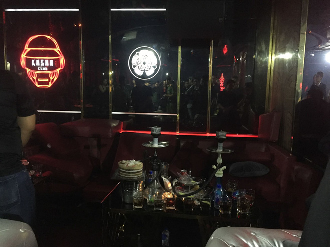 nhieu dan choi vut ma tuy bong cuoi roi tim cach thao chay khi cong an ap vao quan bar o trung tam sai gon