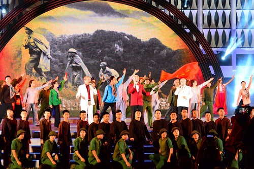 650 nghe si va dien vien tham du chuong trinh ky niem 50 nam cuoc tong tien cong va noi day xuan mau than