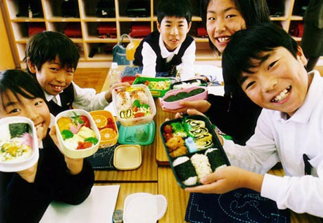 hop com bento va ap luc vo hinh trong nhung bua com trua cua tre em nhat ban
