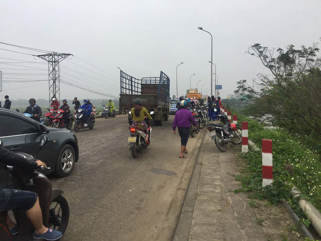de lai xe may tren cau nam thanh nien nghi nhay cau tu tu