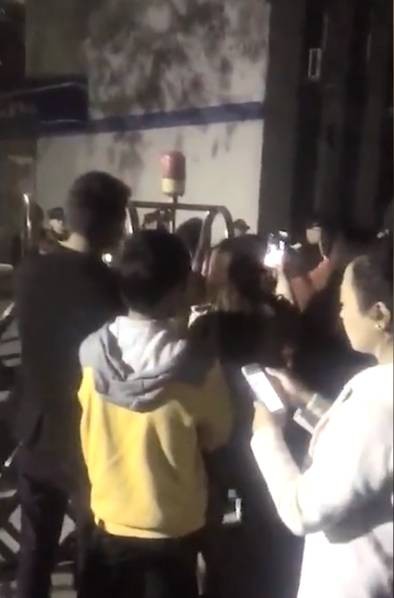 danh bac bi canh sat vay bat nhay xuong dam ca thao chay 2 nguoi tu vong