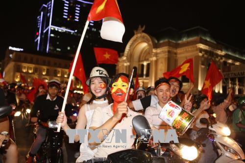 dai su quan trung quoc lam nhanh thi thuc cho cdv viet nam di co vu u23