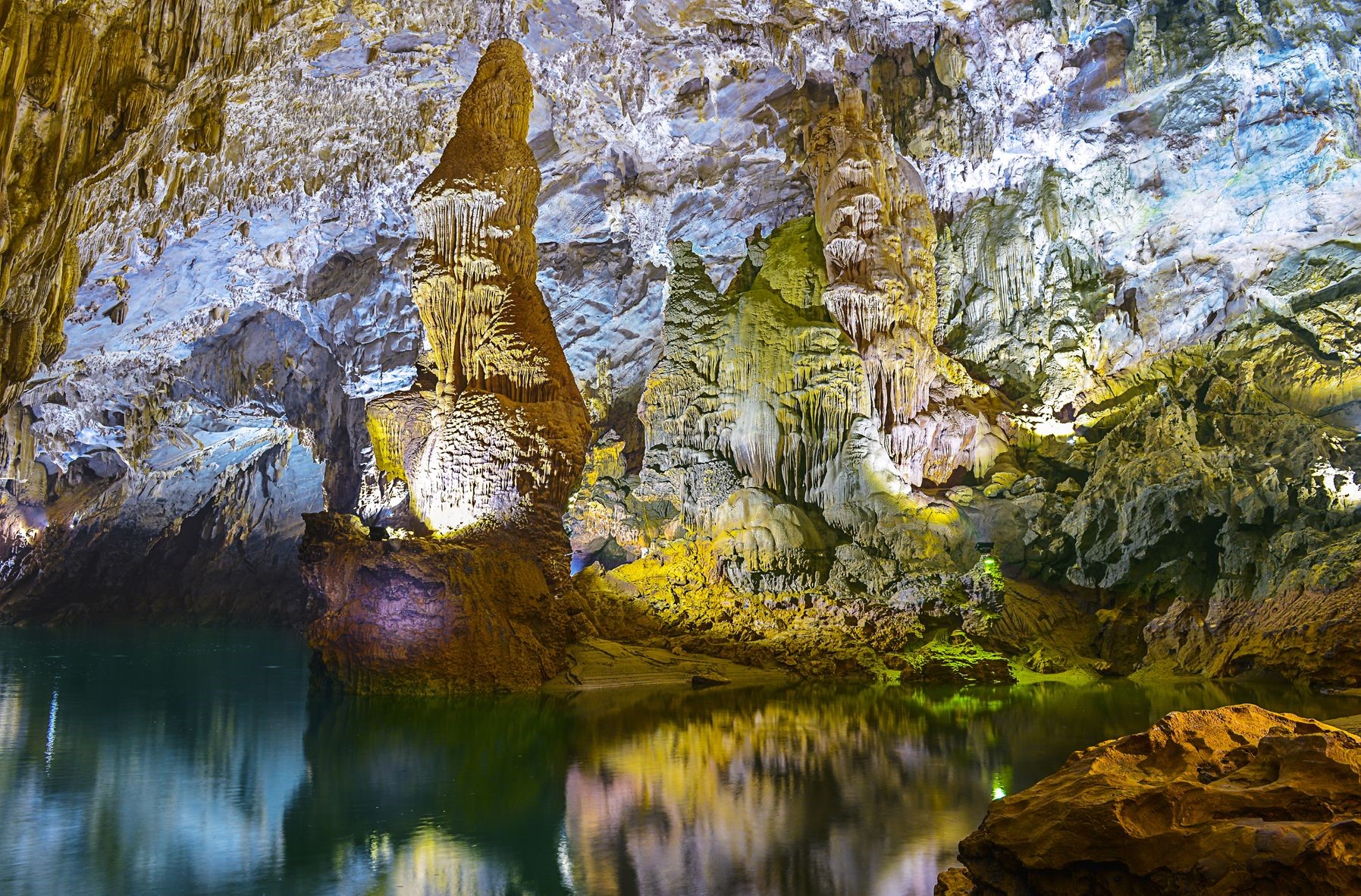 phong nha ke bang don doan du khach quoc te dau tien dip nam moi