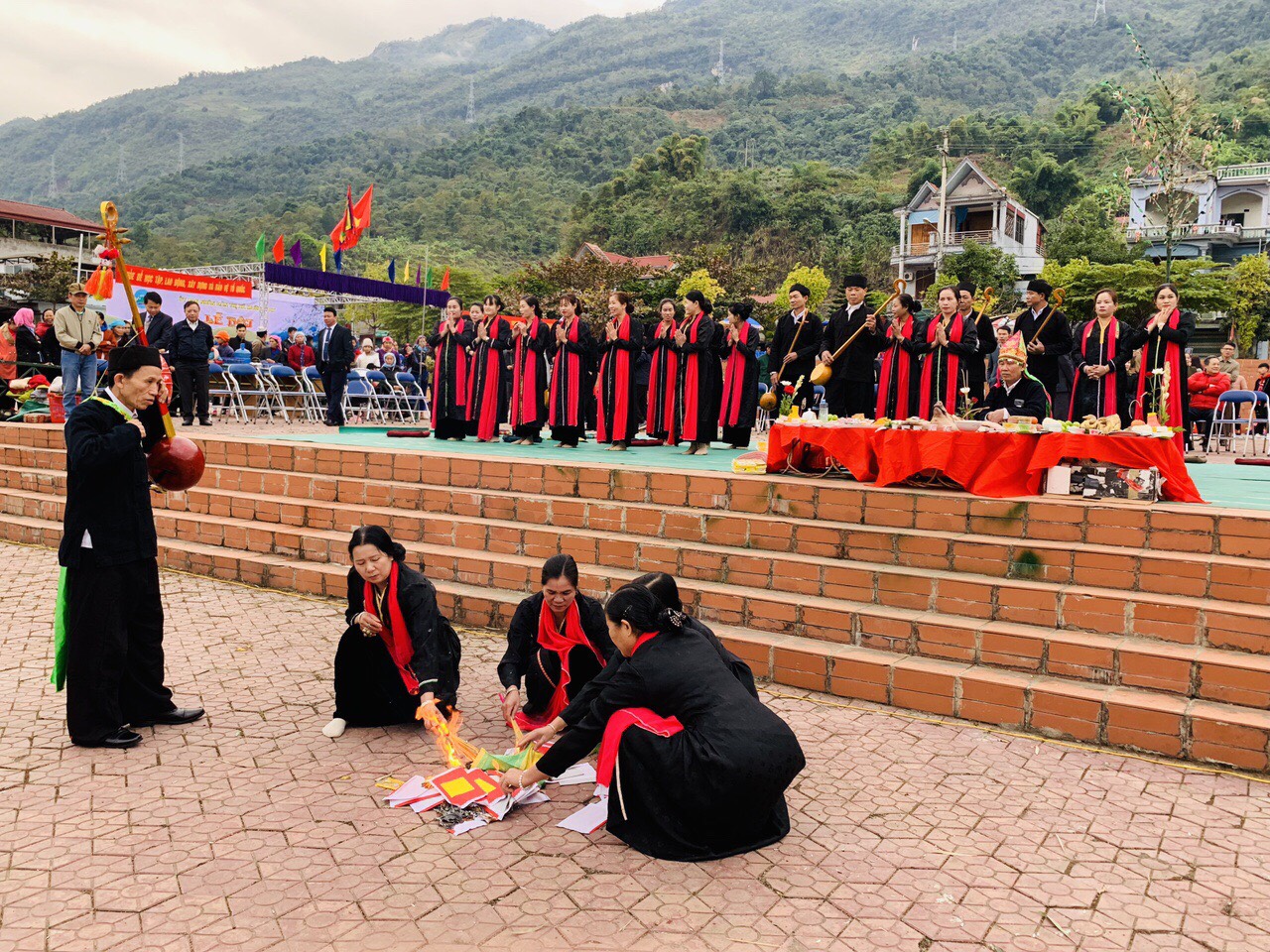 dien bien muong lay ron rang le hoi dua thuyen duoi en