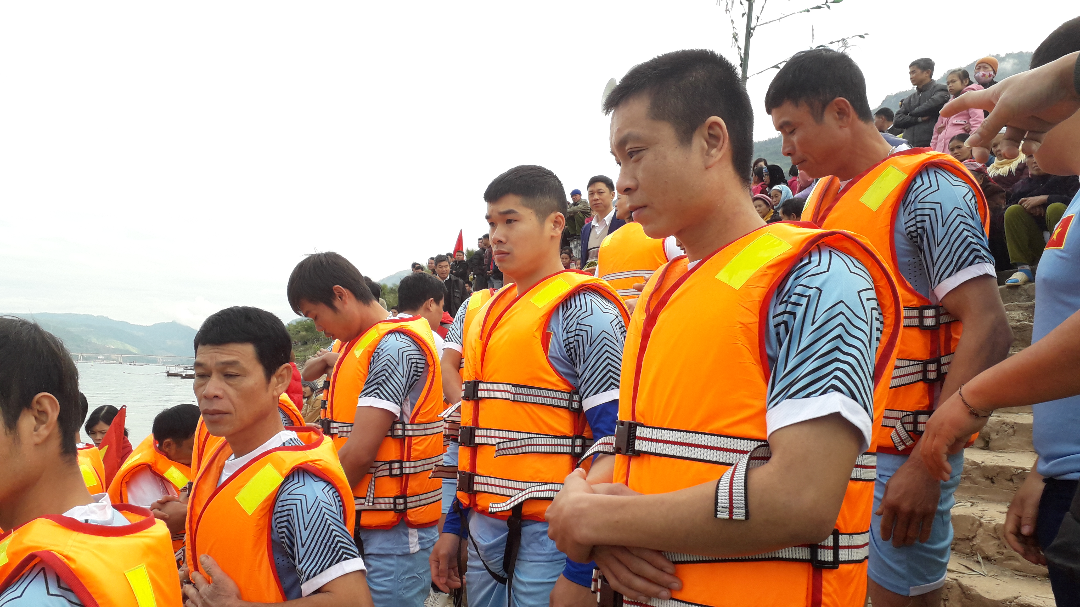 dien bien muong lay ron rang le hoi dua thuyen duoi en