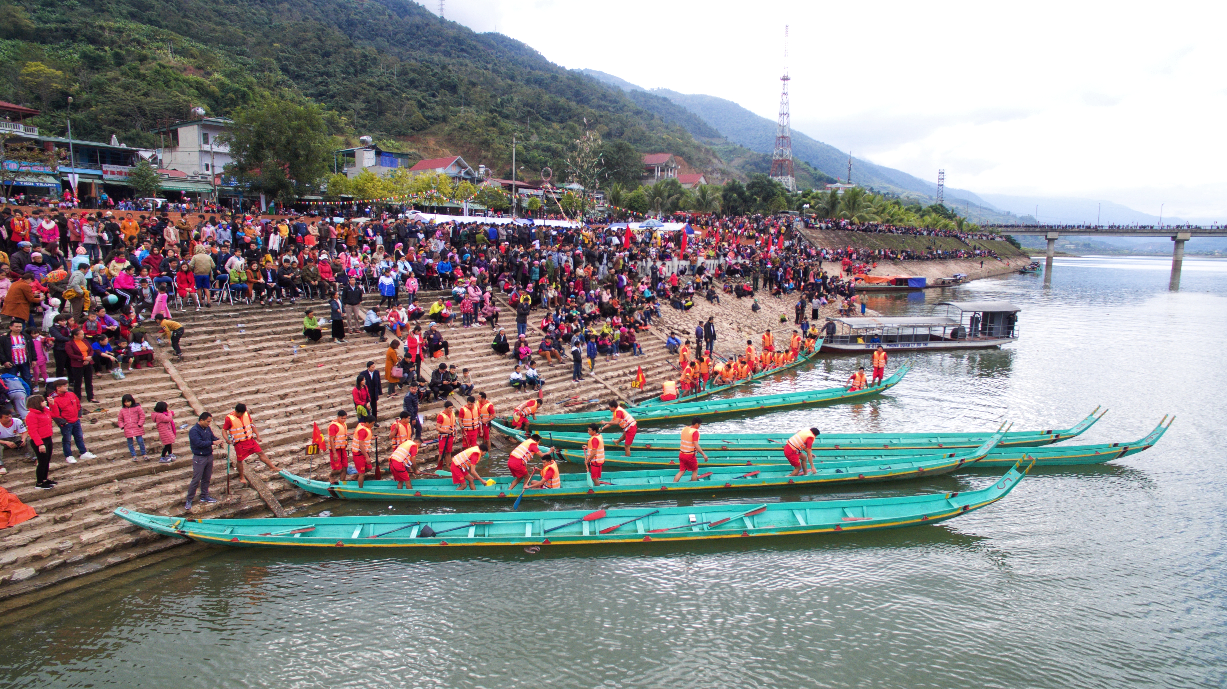 dien bien muong lay ron rang le hoi dua thuyen duoi en