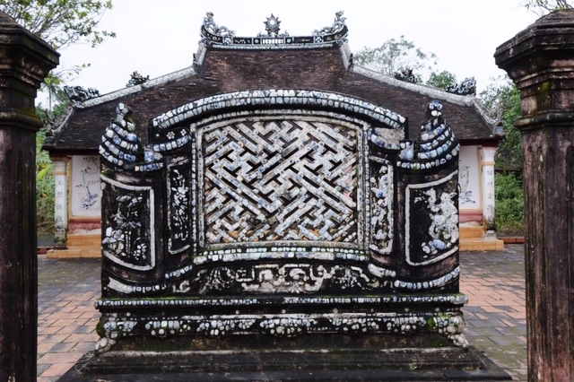 hue nhieu doan du khach den tham quan lang co phuoc tich dip tet duong lich