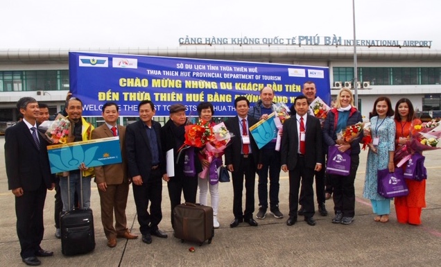 hue nhieu doan du khach den tham quan lang co phuoc tich dip tet duong lich