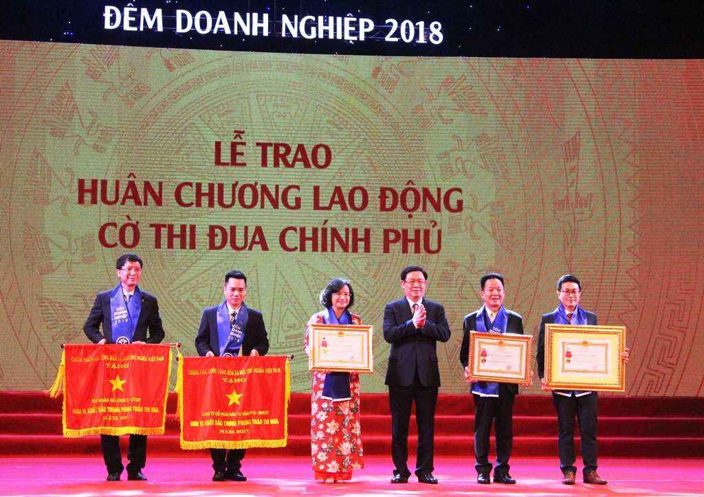van phu invest duoc ton vinh tai dem doanh nghiep 2018