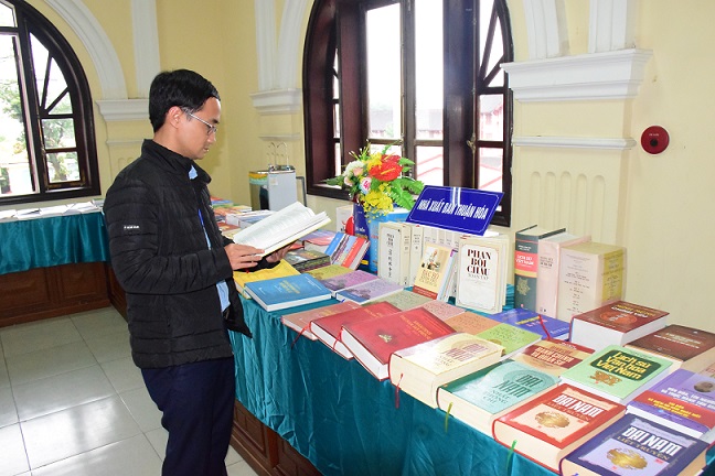 phat trien sau rong phong trao doc sach trong toan dan tai co do hue