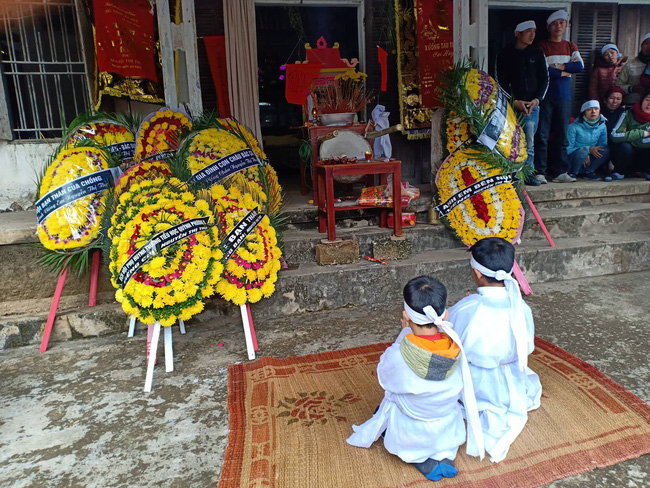 tieng khoc xe long vi khat sua cua be gai moi chao doi da mat me