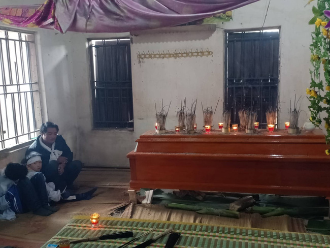 tieng khoc xe long vi khat sua cua be gai moi chao doi da mat me